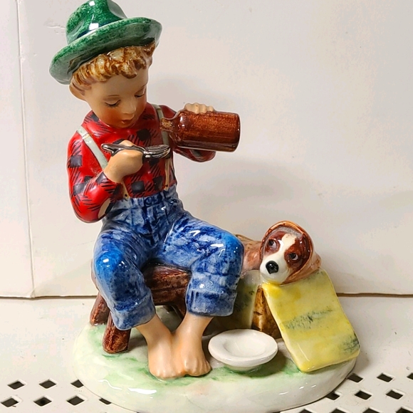 Hummel
Sick Dog Rock 204,
6" Tall, 4 7/8" Wide AT